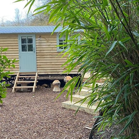 Chez Maurice Luxury Shepherds Hut With Bath And Hot Tub Kelling Dış mekan fotoğraf
