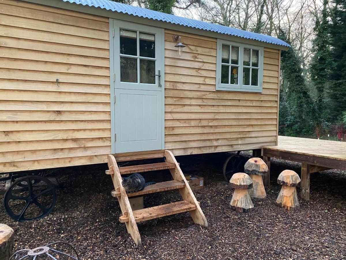 Chez Maurice Luxury Shepherds Hut With Bath And Hot Tub Kelling Dış mekan fotoğraf