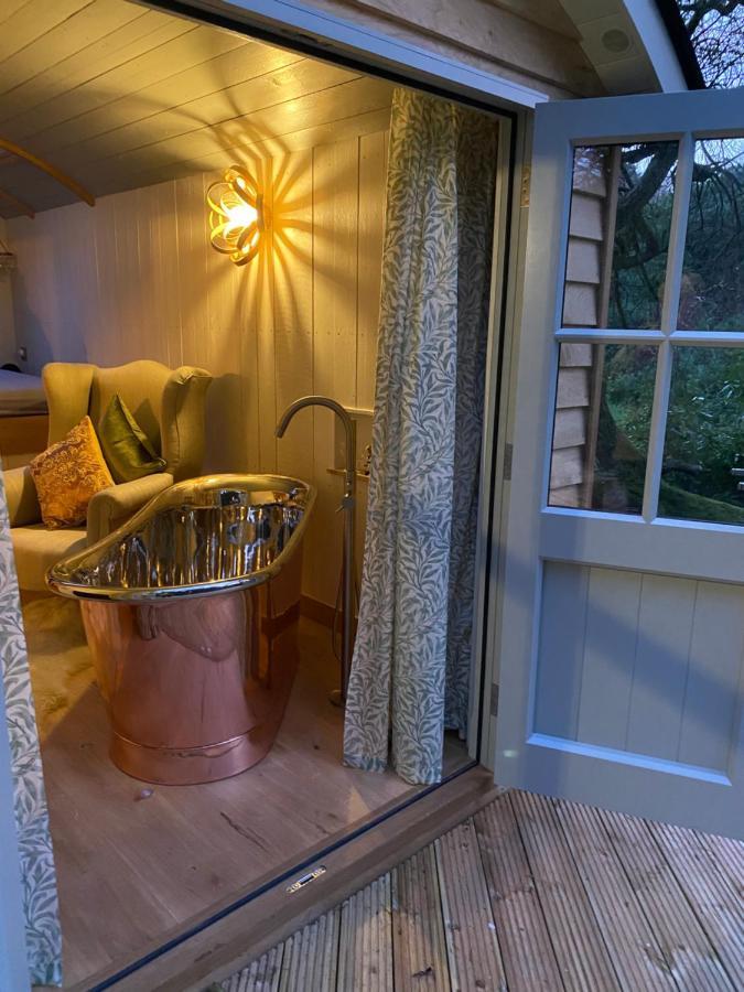 Chez Maurice Luxury Shepherds Hut With Bath And Hot Tub Kelling Dış mekan fotoğraf
