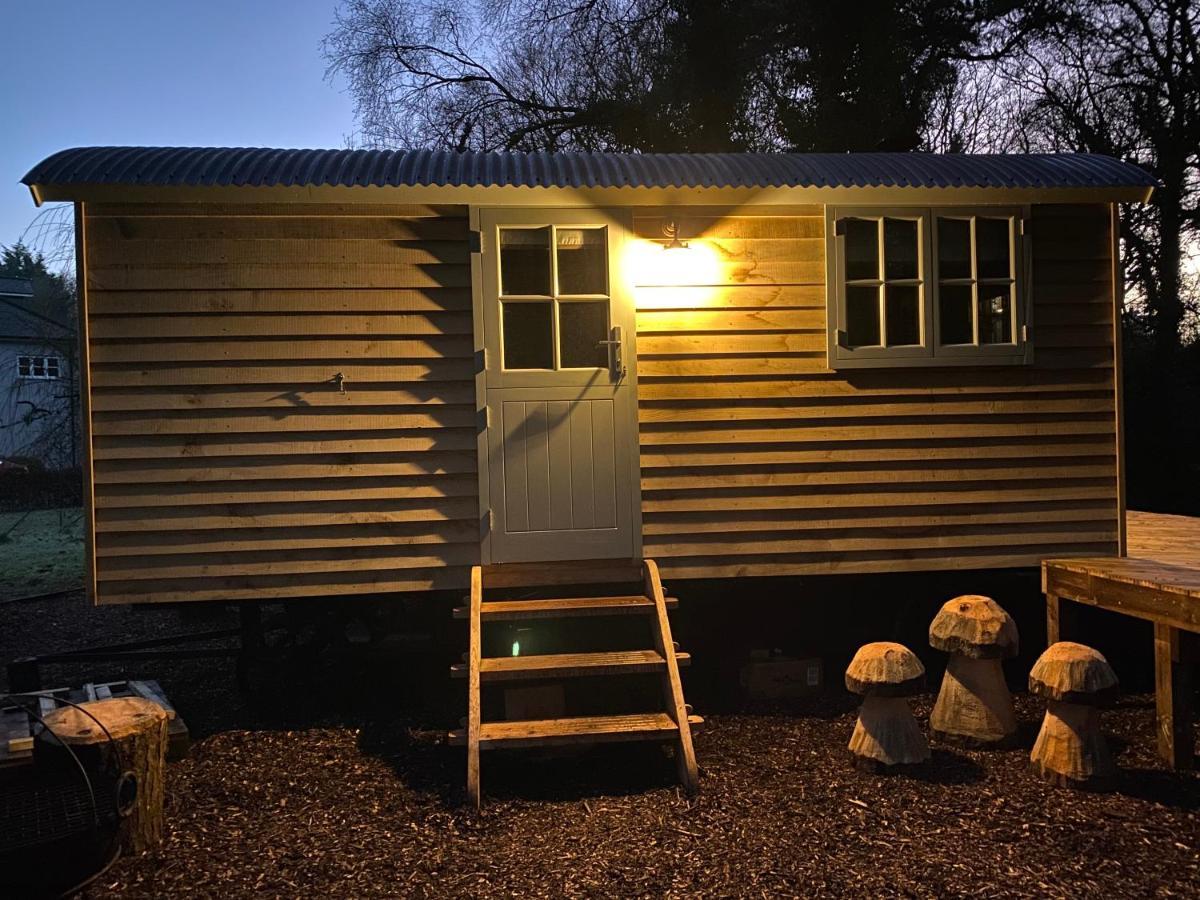 Chez Maurice Luxury Shepherds Hut With Bath And Hot Tub Kelling Dış mekan fotoğraf