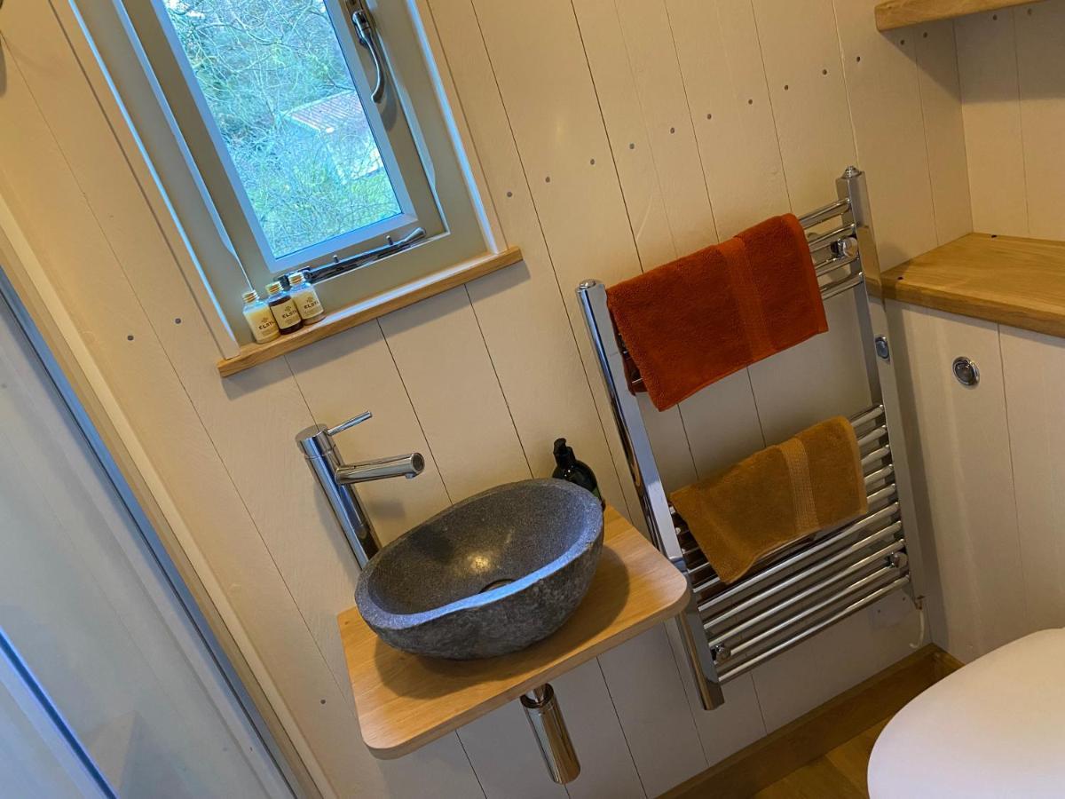 Chez Maurice Luxury Shepherds Hut With Bath And Hot Tub Kelling Dış mekan fotoğraf