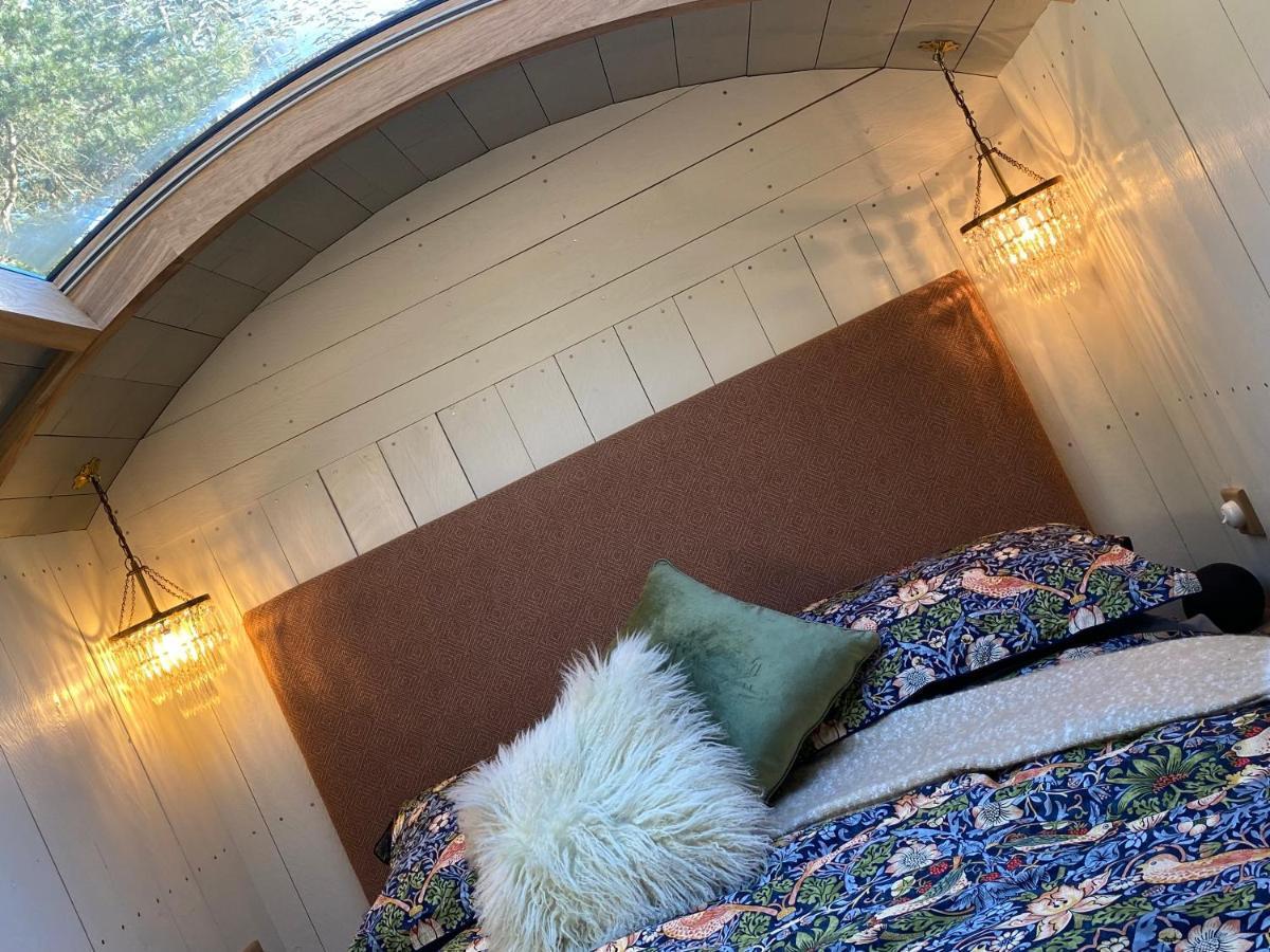 Chez Maurice Luxury Shepherds Hut With Bath And Hot Tub Kelling Dış mekan fotoğraf